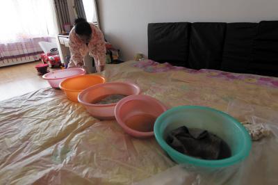 罗定楼上漏水，住户失联，小区没物管，业主维权难！律师来支招……